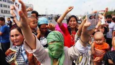 صحيفة &quot;آي&quot; البريطانية: الصين ترغم نساء الإيغور المسلمات على &quot;النوم&quot; مع المراقبين الحكوميين