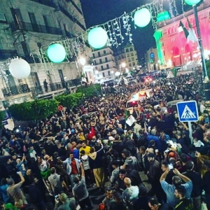 تظاهرة ليلية ضخمة أمام البريد المركزي وقريبا من ساحة الشهداء